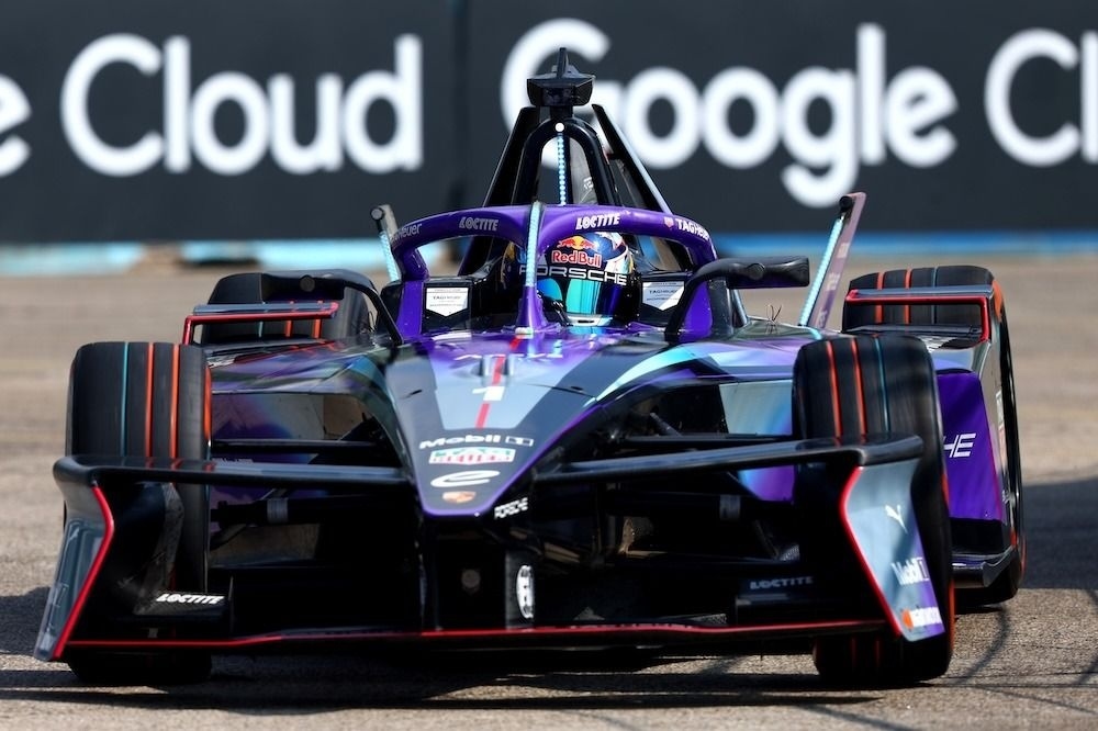Ayhancan Güven Berlin’de parladı: Formula E’de testini ikinci bitirdi!