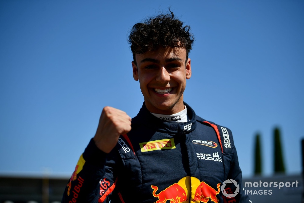 Молодой гонщик Red Bull Линдблад проходит первый комплексный тест Формулы-1