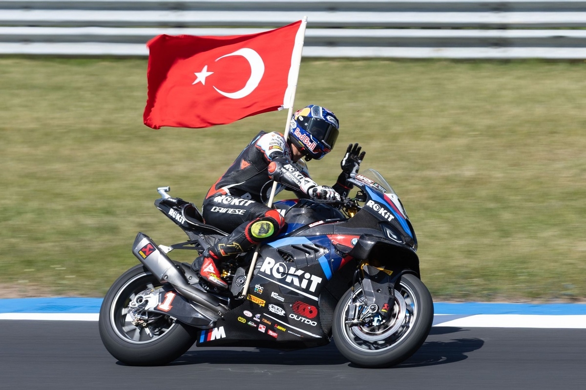 Carrera 2 del WSBK Donington: Toprak vuelve a ganar, Bulega ocupa el segundo lugar