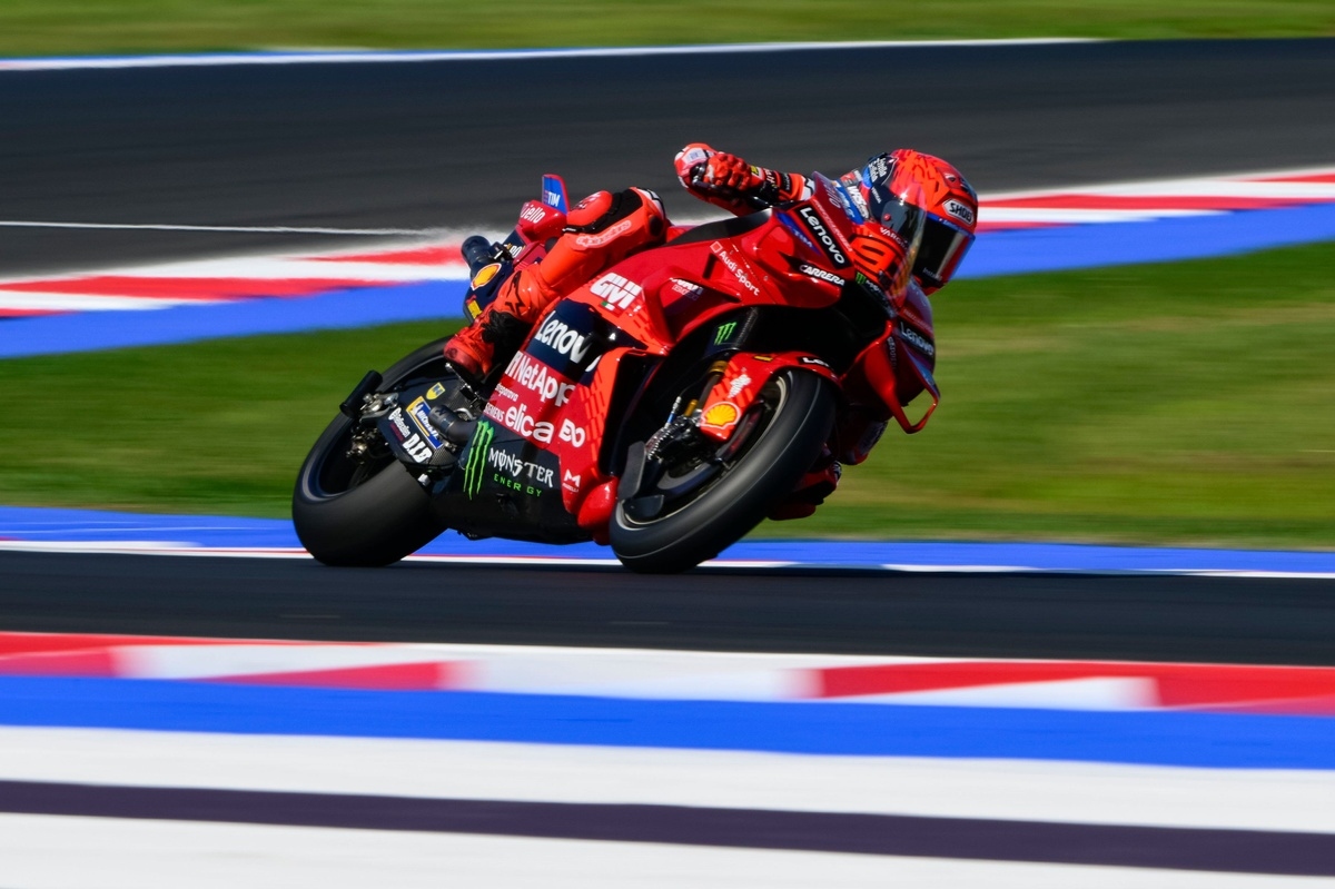 Entrenamientos principales de MotoGP San Marino: Marc Márquez lidera, Bezzecchi segundo