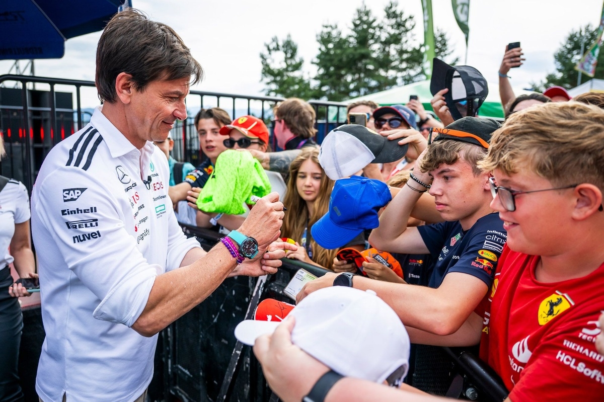 Wolff: 'I'm hoping for some terrible British weather'