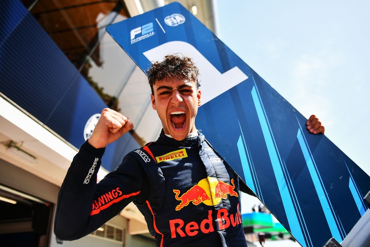 Red Bull добивается освобождения Линдблада от возраста суперлицензии