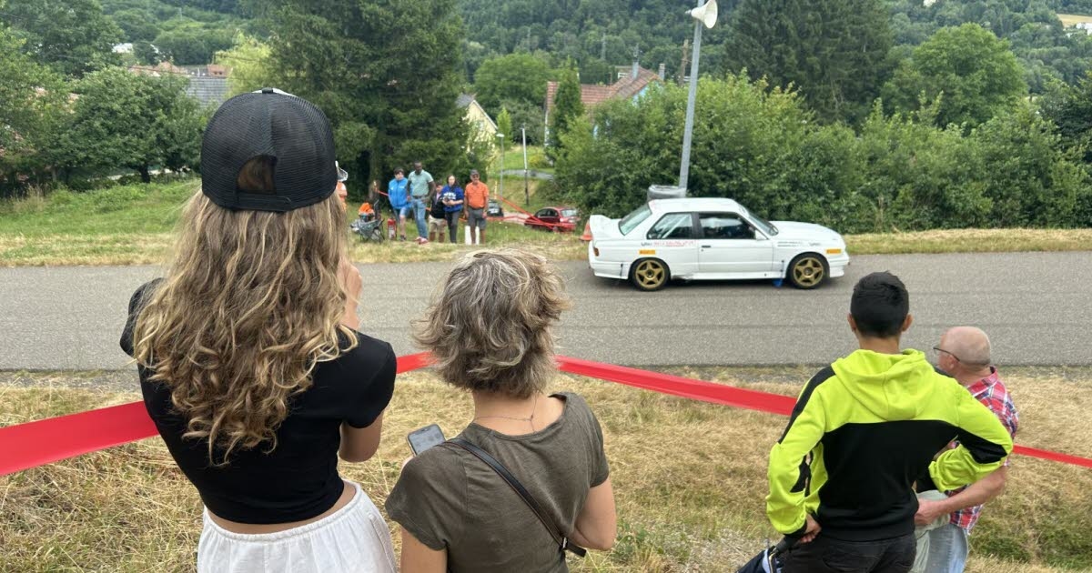 La Broque. Hill Climb kalabalığı yarış arabalarının "gürültüsü ve hızından" etkilendi