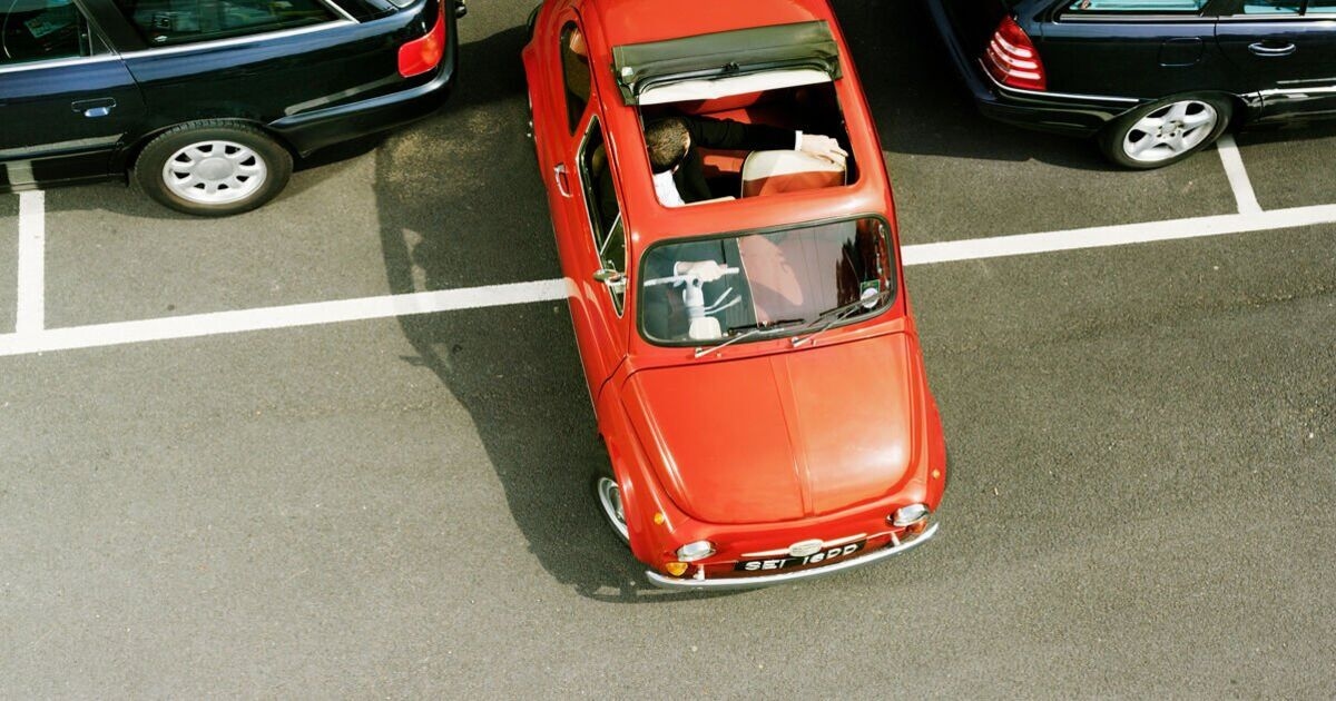 Da oggi agli automobilisti è stato chiesto di parcheggiare in retromarcia per risparmiare benzina e gasolio.