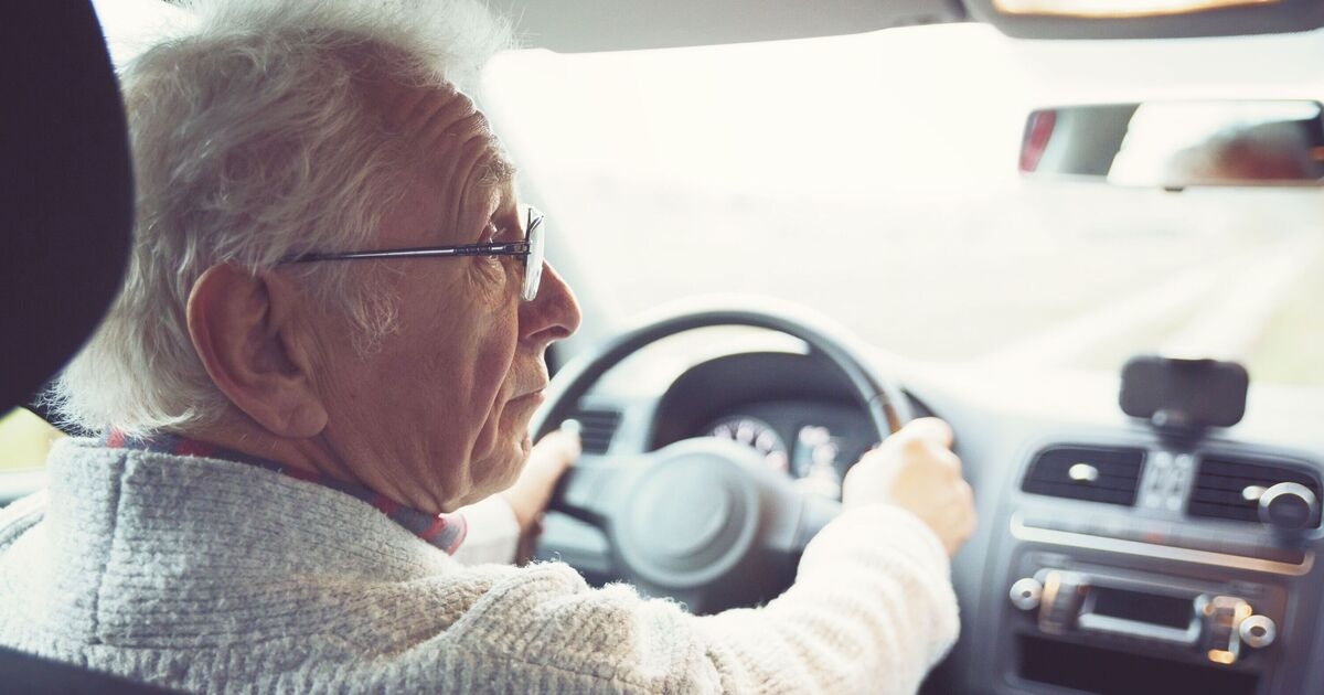 I conducenti anziani non potranno "guidare legalmente" se non rispettano una regola poco nota