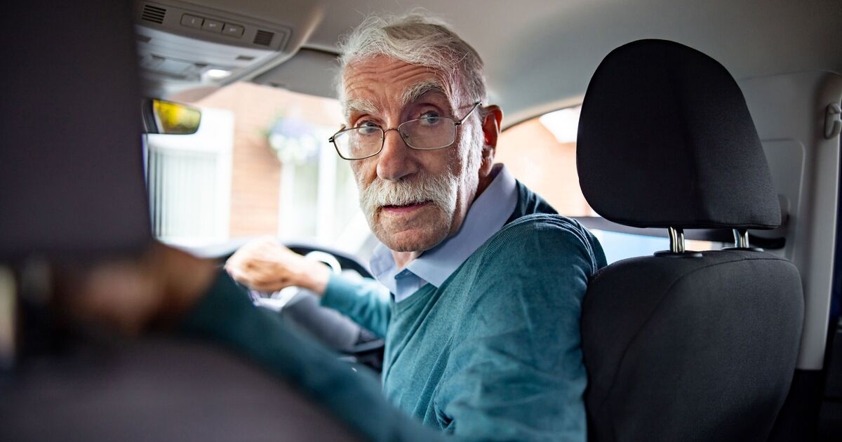 Motoristas com mais de 65 anos são orientados a colocar um item no carro para não serem forçados a sair da estrada