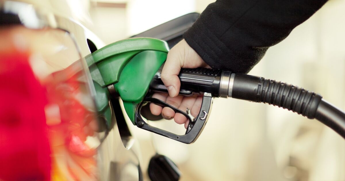 Gli automobilisti sono invitati a fare rifornimento di benzina domenica