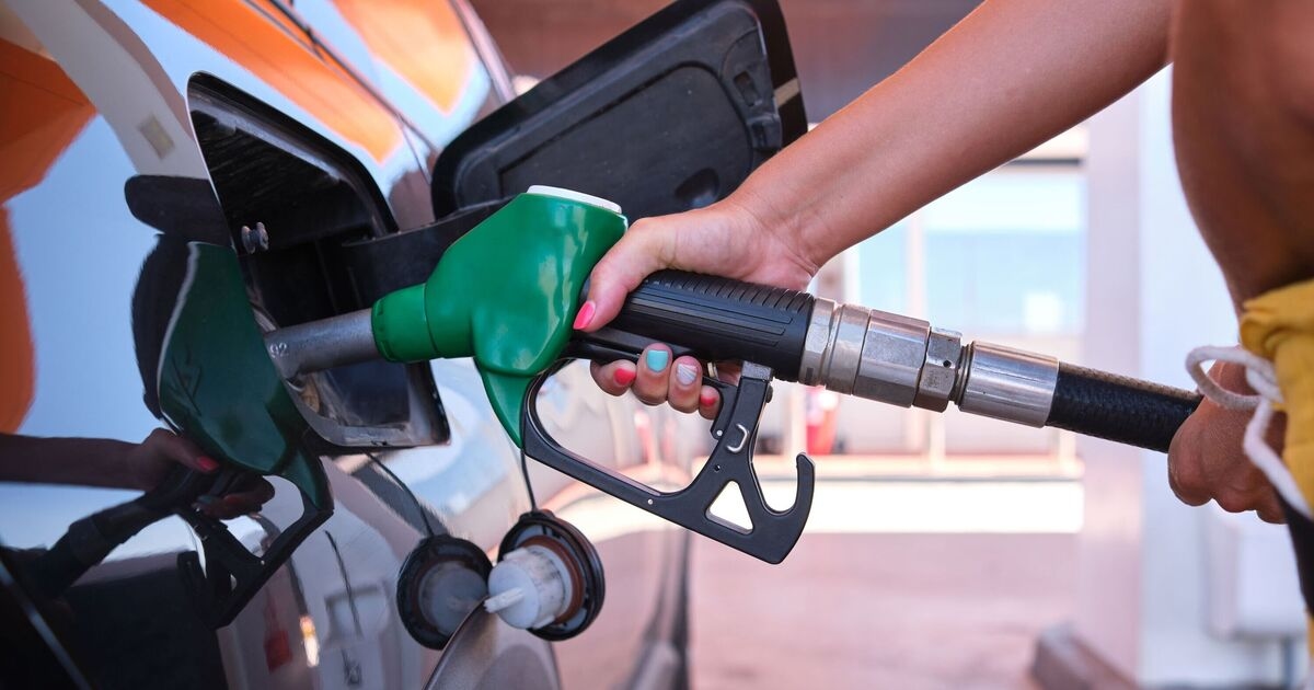 Ai proprietari di benzina e gasolio è stato detto di non fare mai rifornimento di carburante poco dopo le 17:00