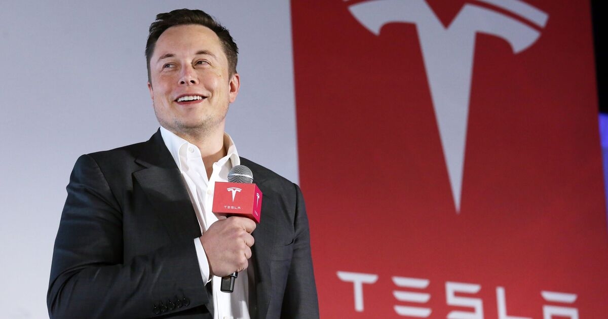 Elon Musk, 45 bin sterlinlik Tesla'nın Ferrari'den daha iyi olduğunu iddia eden bir hayranın iddiasına göre en güvenli araç olduğunu söyledi