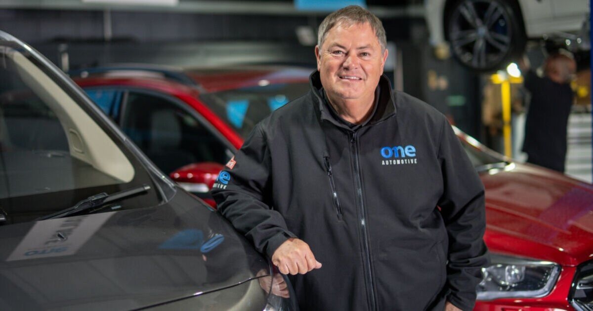 Wheeler Dealers zaprasza na ślubowanie Mike'a Brewera złożone właścicielom klasycznych samochodów w ramach emisji nowego serialu telewizyjnego