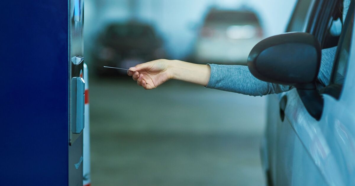Homem é obrigado a pagar uma taxa exorbitante de estacionamento após 'permanência de 18 anos'