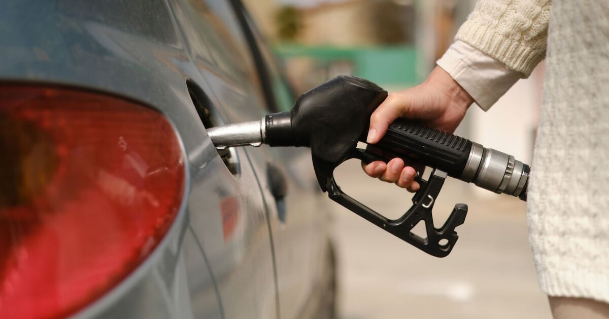Se advierte a los conductores que dejen de llenar los tanques de gasolina después del primer "clic" para ahorrar dinero