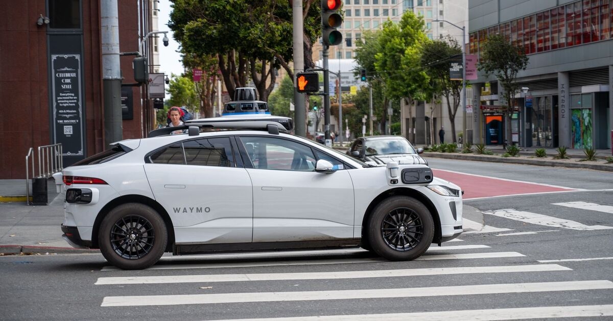 Un'auto senza conducente evita la multa per inversione a U illegale: la polizia "non può multare un robot"