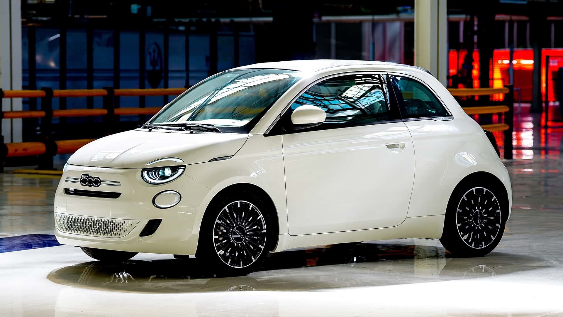 Nowy Fiat 500 Hybrid (2025) kosztuje znacznie poniżej 20 000 euro