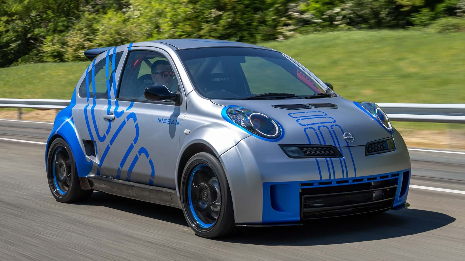 Banzai! O louco Micra V6 com motor central da Nissan está de volta