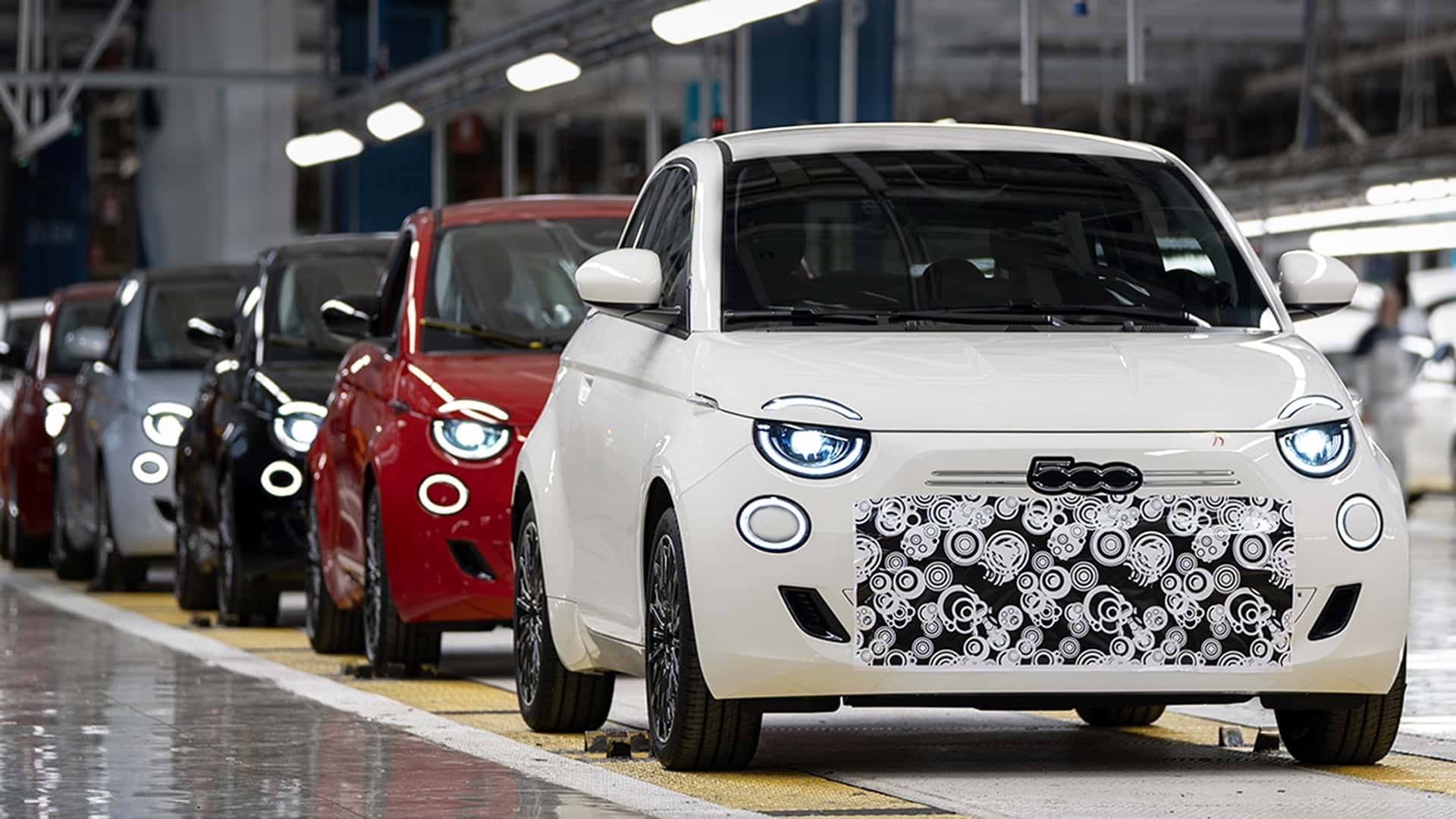 Fiat 500 получает обратно бензиновый двигатель и приятный сюрприз