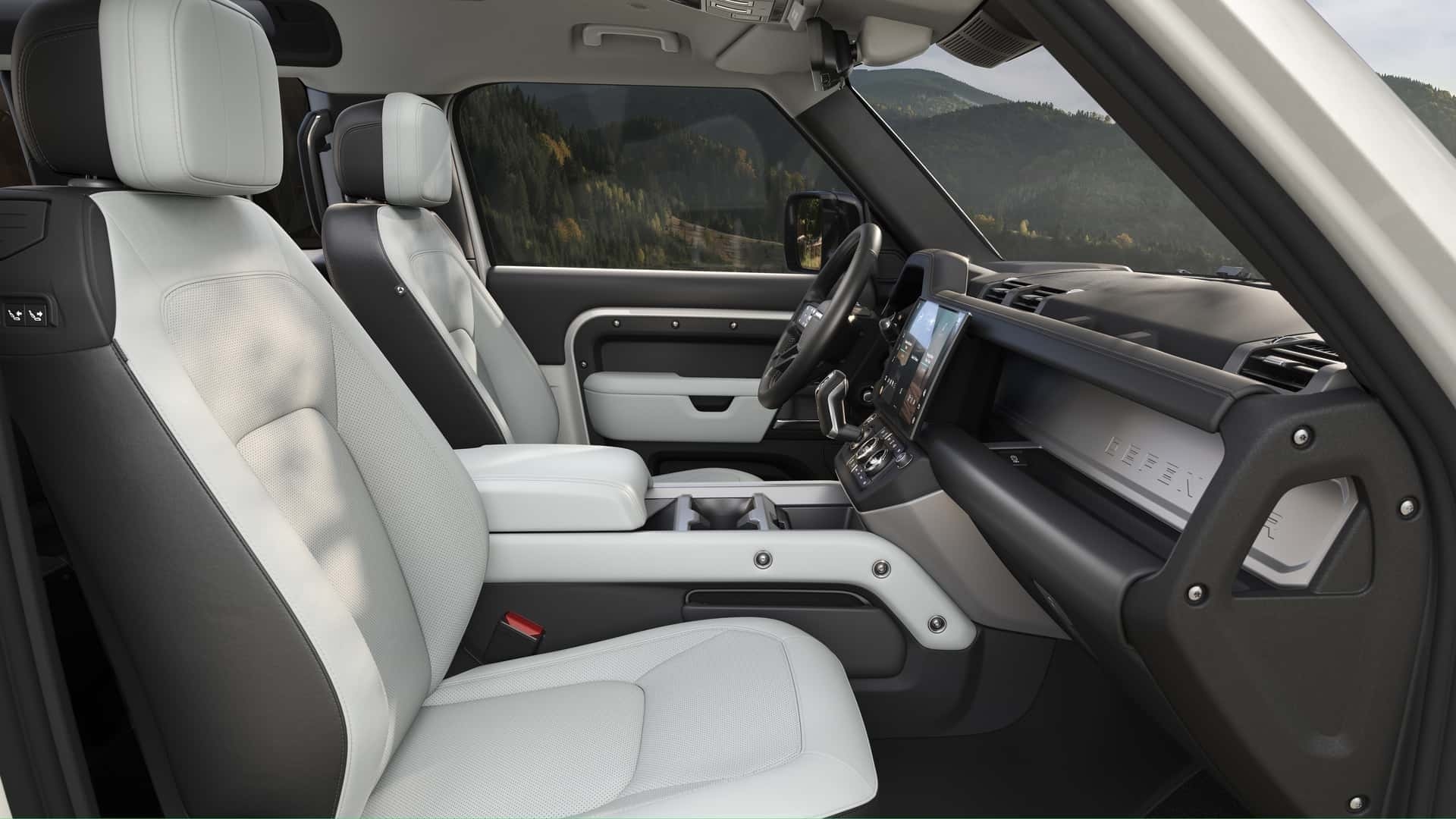Land Rover Defender (2026): gli interni del restyling nel dettaglio