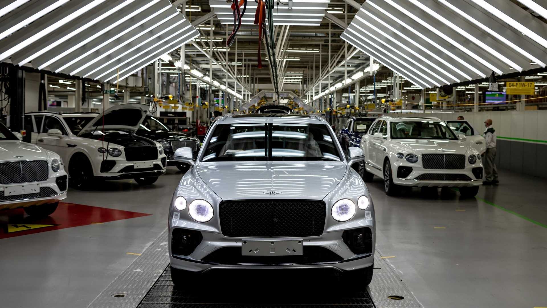 Visita guidata alla fabbrica Bentley: qui nascono le auto di lusso