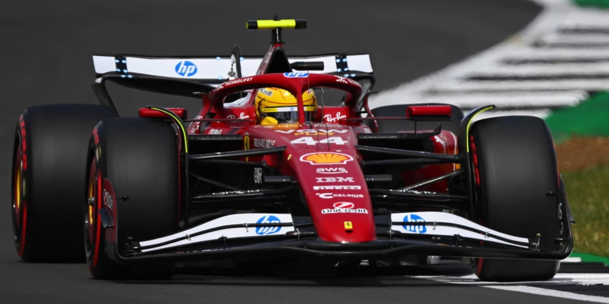<p>Silverstone, Ferrari amara: Hamilton ci crede ma la pole &egrave; di Verstappen davanti alle McLaren</p>