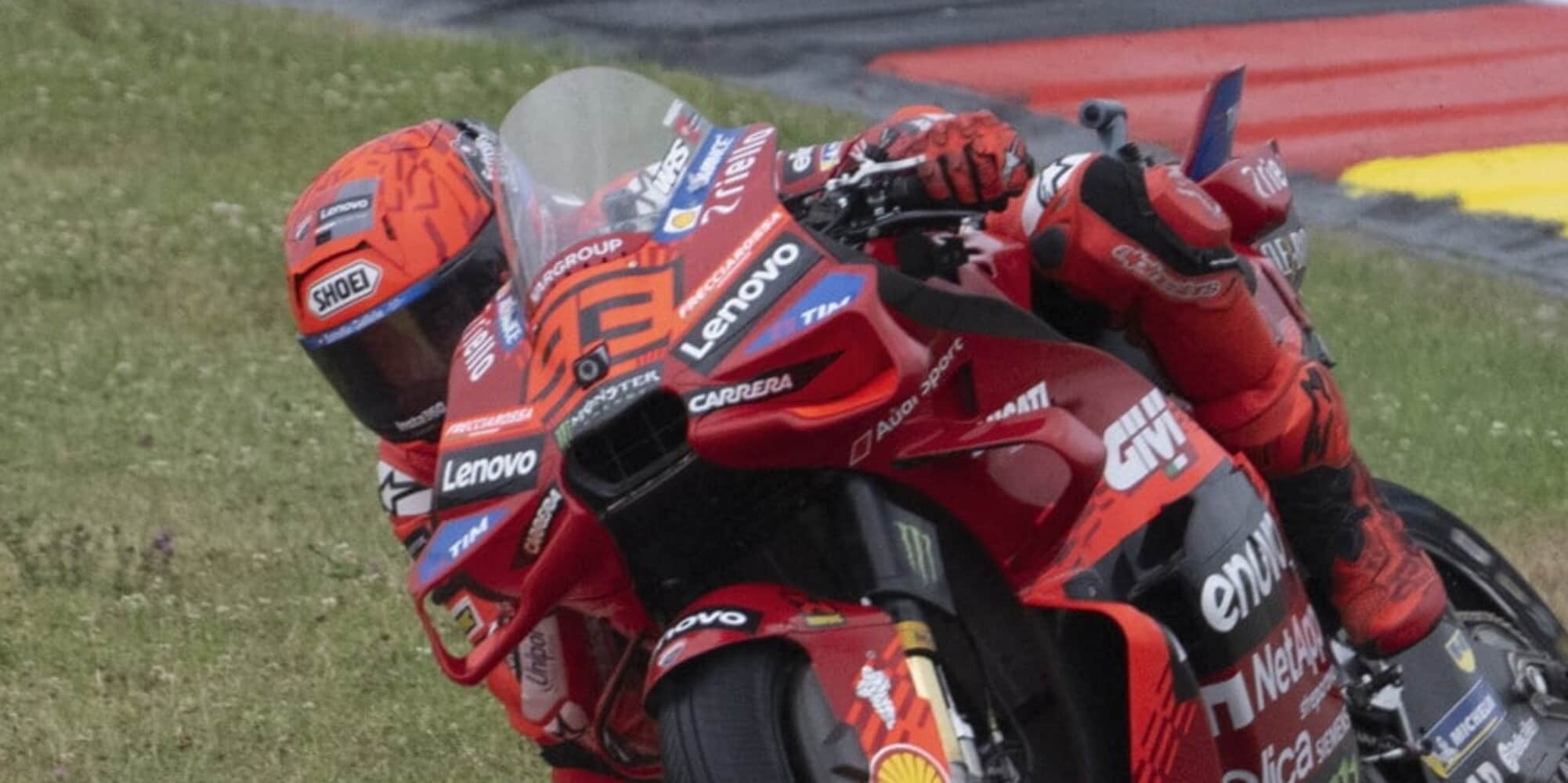 <p>Marc Marquez torna re al Sachsenring! Podio per Bagnaia, caduta per Bezzecchi</p>