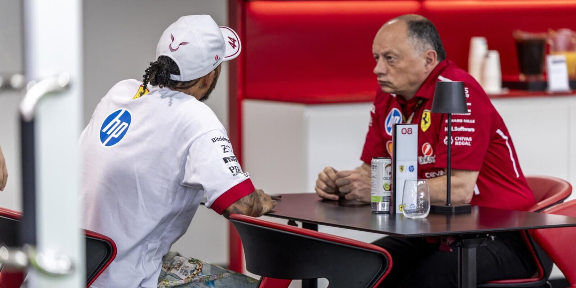 Ferrari'den Vasseur, "Hamilton'ın karşı karşıya olduğu zorluğu hafife aldık." diye itiraf ediyor.
