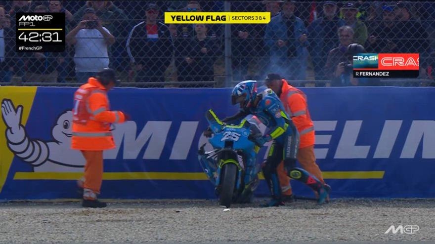 Aprilia catches fire after Fernandez's fall: this is how he reacts