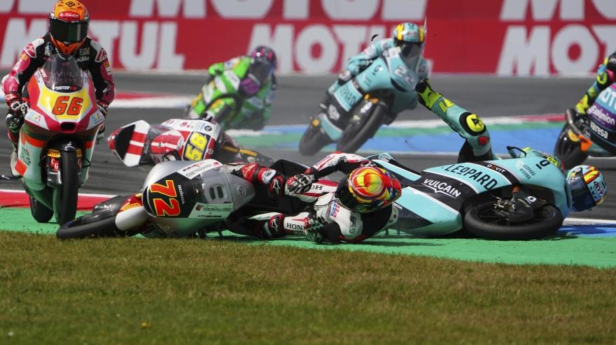 Moto3, che spavento per Lunetta: travolto da altri due piloti