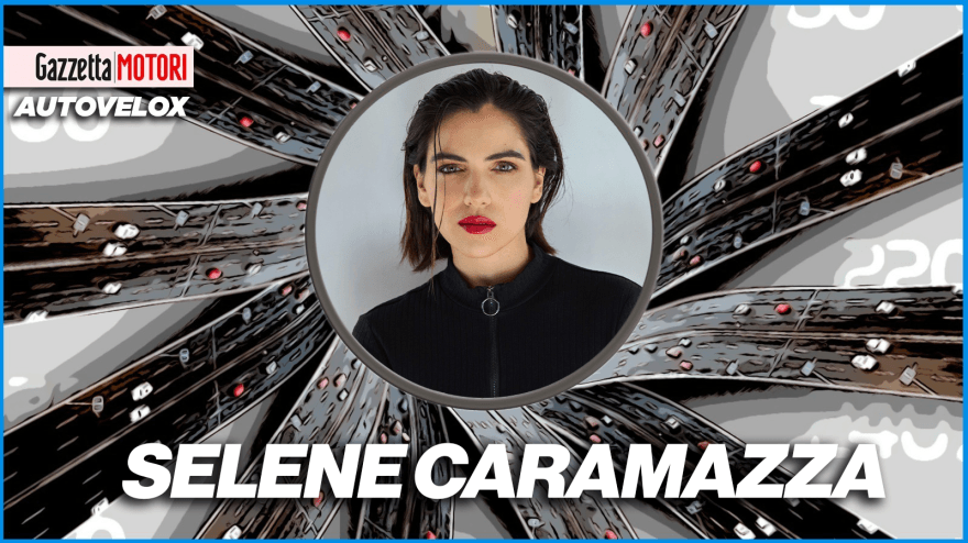 Selene Caramazza, siyah Scrambler'lı "Bad Guy" motosikletinde