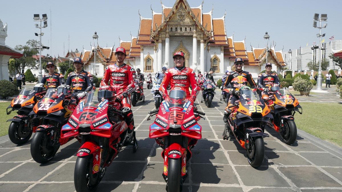 Martin, Bagnaia et Marquez, c'est votre tour. Depuis 1949, jamais 5 Champions du Monde au départ