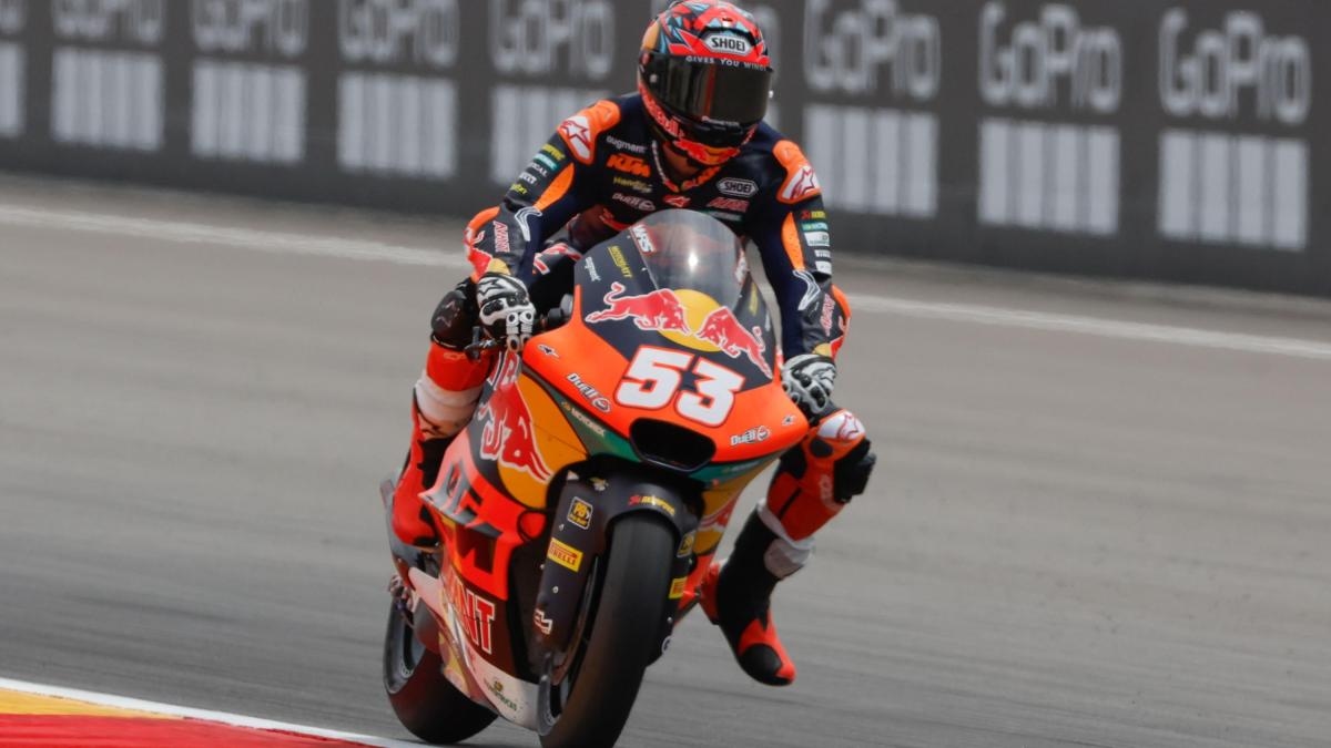 Moto2 Germania, incidente e gara interrotta: Oncu beffa Baltus. Gonzalez resta leader
