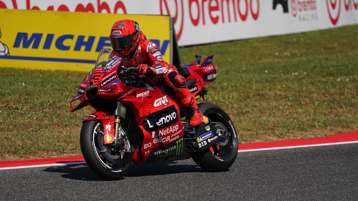Marc Márquez celebra en Mugello: pole número 100 con récord por delante de Bagnaia y Álex