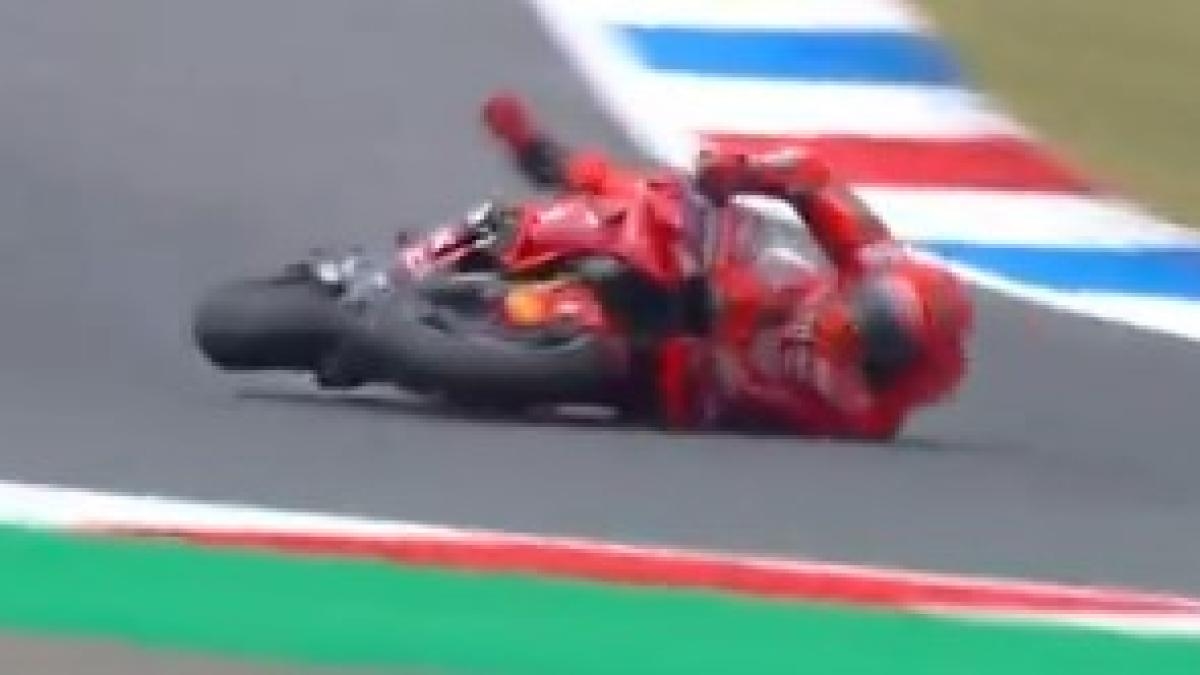 Marc Márquez imperturbável: primeiro a queda feia, depois ele se levanta e faz o melhor tempo