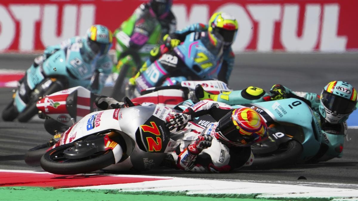Paura in Moto3: Lunetta cade e viene travolto da altri due piloti, gamba fratturata