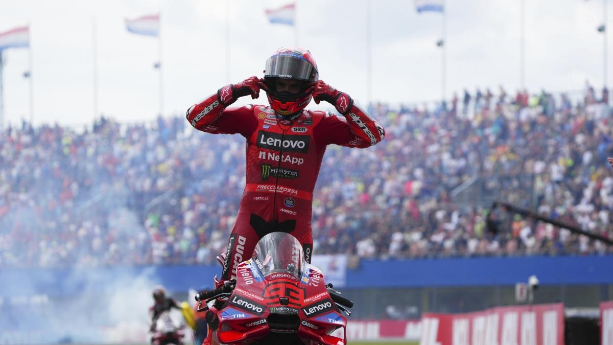 MotoGP, ad Assen è ancora Marquez show: Marc domina, poi Bezzecchi e Bagnaia. Cade Alex