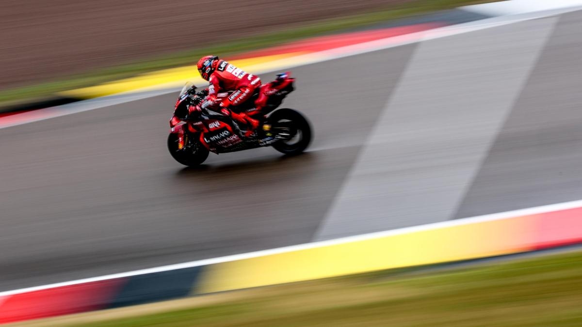 Sachsenring, Sprint infernal : Marquez roi de la pluie, Bezzecchi abandonne au dernier moment