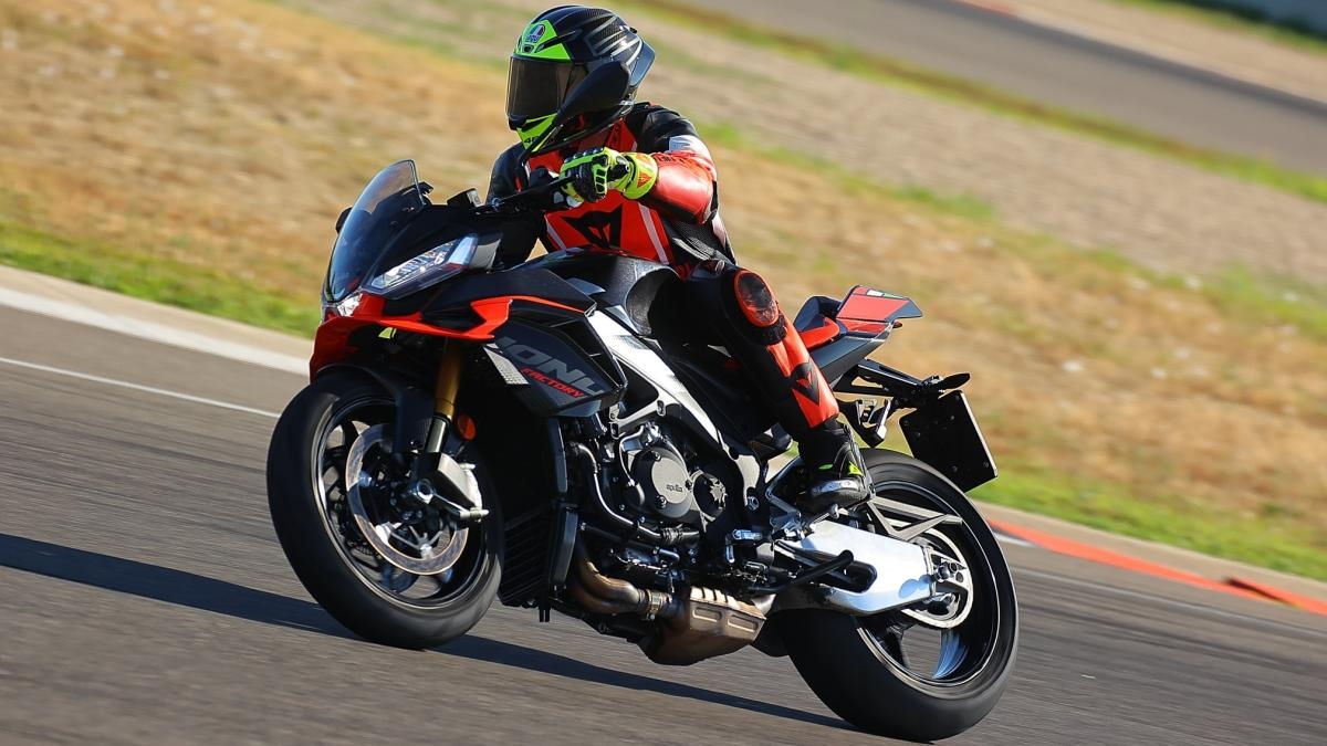 Aprilia Tuono V4 Factory 2025: la naked da pista che esalta anche su strada