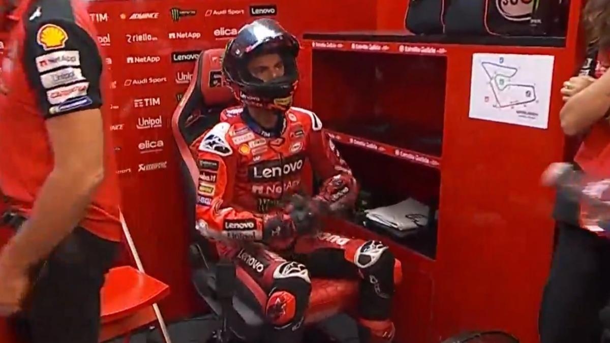 Marc Marquez, Avusturya'daki Sprint'i kazanıyor. Bagnaia gözyaşlarını tutamadan startta kayıyor, ardından yarış dışı kalıyor.