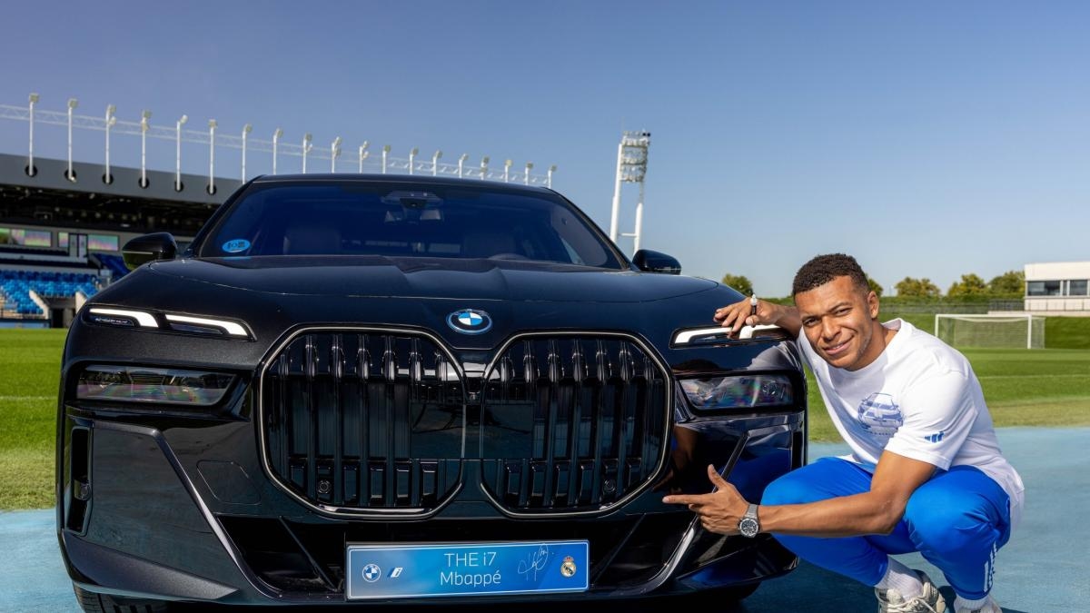 Real Madrid, de auto's van de kampioenen: de BMW i7 xDrive 60 van Mbappé en de XM SUV's van Brahim Diaz en Bellingham