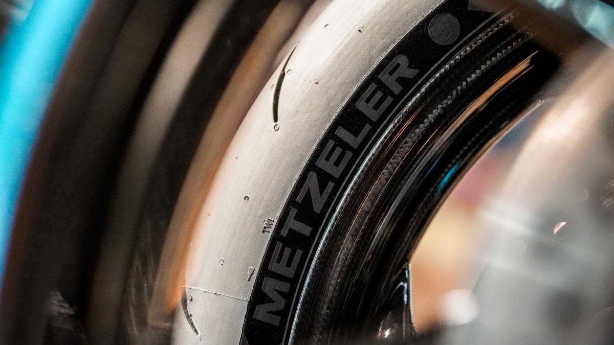 Metzeler op de beurs met zijn nieuwe motorbanden voor 2026: de nieuwe Sportec 01 en Karoo 4 Street.