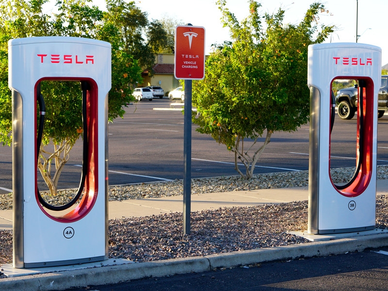 Norveç'teki bir mahkeme, Tesla'nın elektrikli araçlarının menzilini zorla kısaltan yerel sahiplerine 16 bin dolar ödemesini emretti.