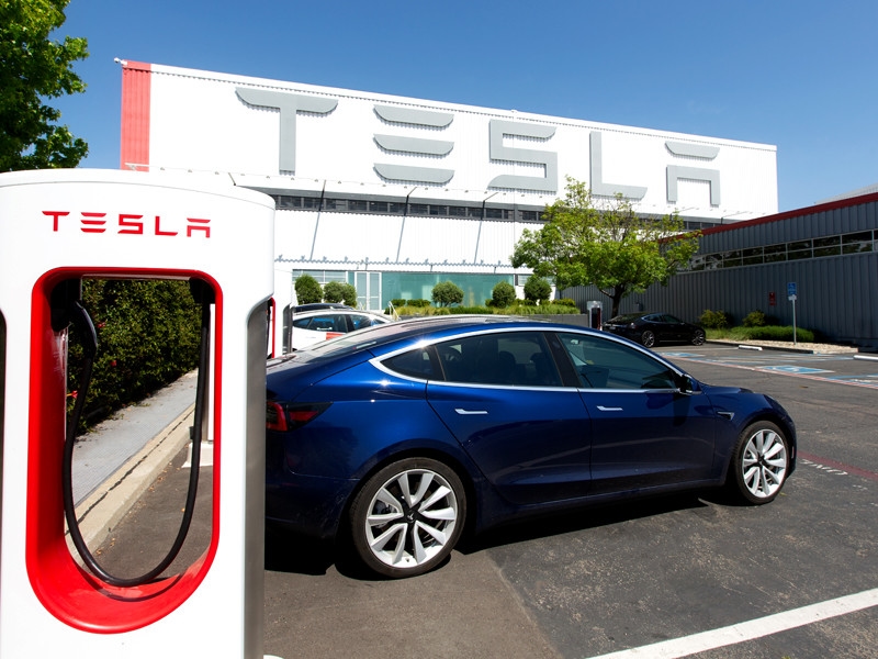 Tesla, casusluk şüphelerini önlemek için Çin'de satılan otomobillere ait verileri ülkede saklamayı vaat ediyor