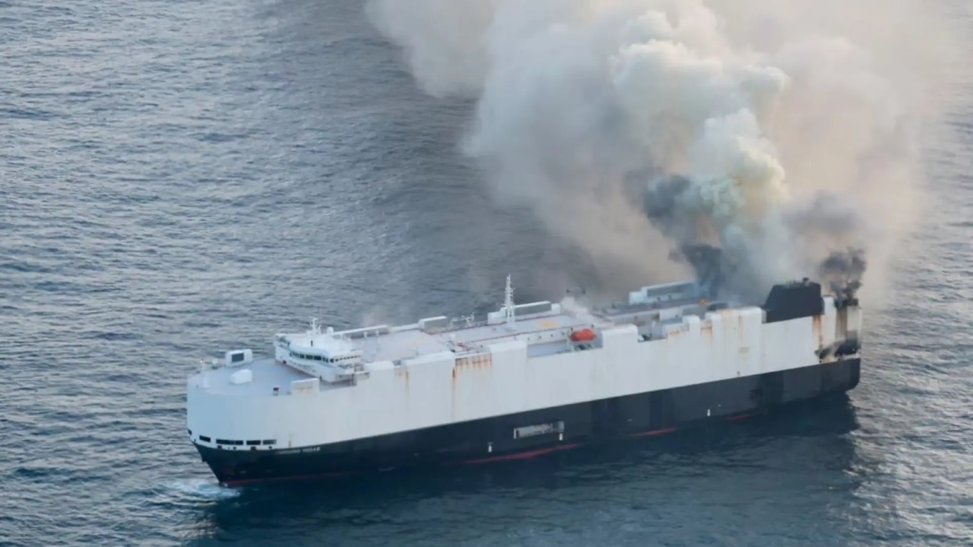 O pesadelo se repete: um novo barco pega fogo com mais de 700 carros elétricos.