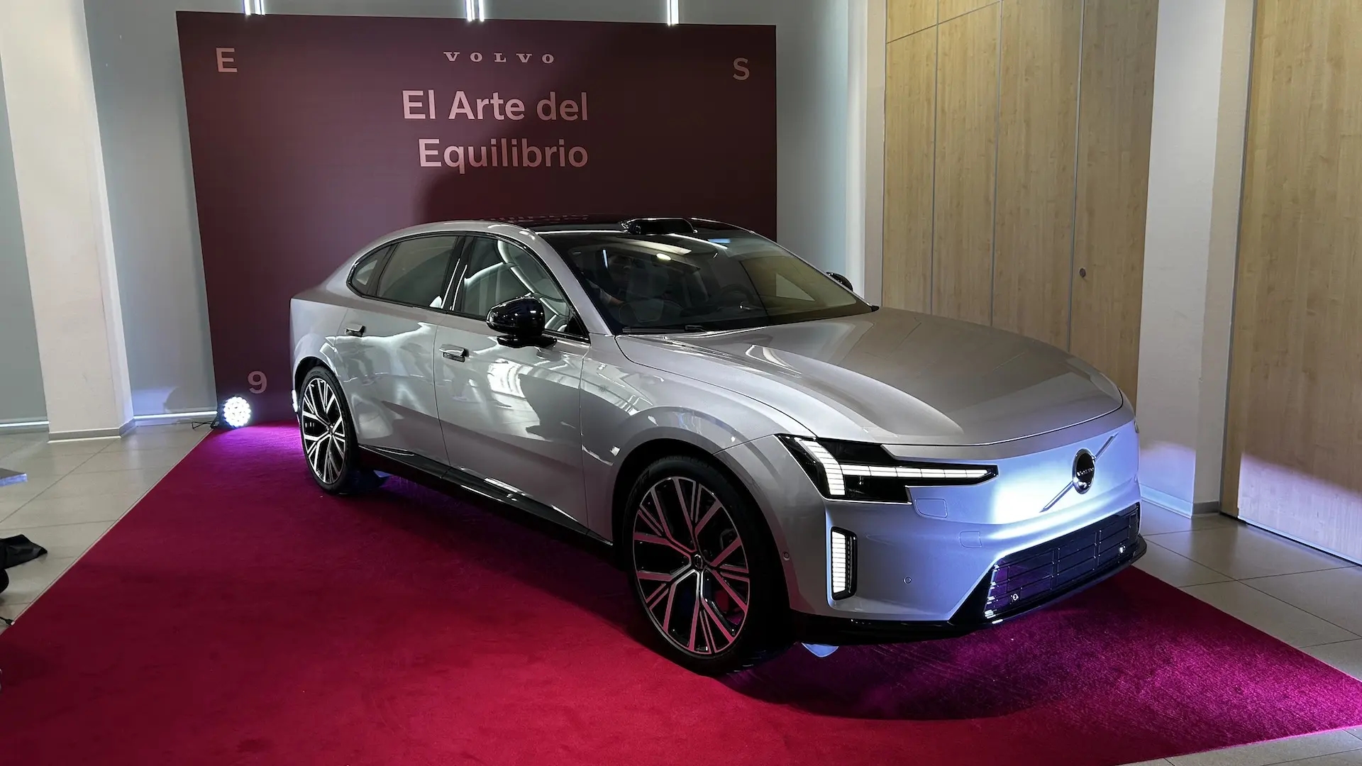 Volvo przygotowało już swój topowy model elektryczny o zasięgu do 700 km: ES90 pojawi się w grudniu.