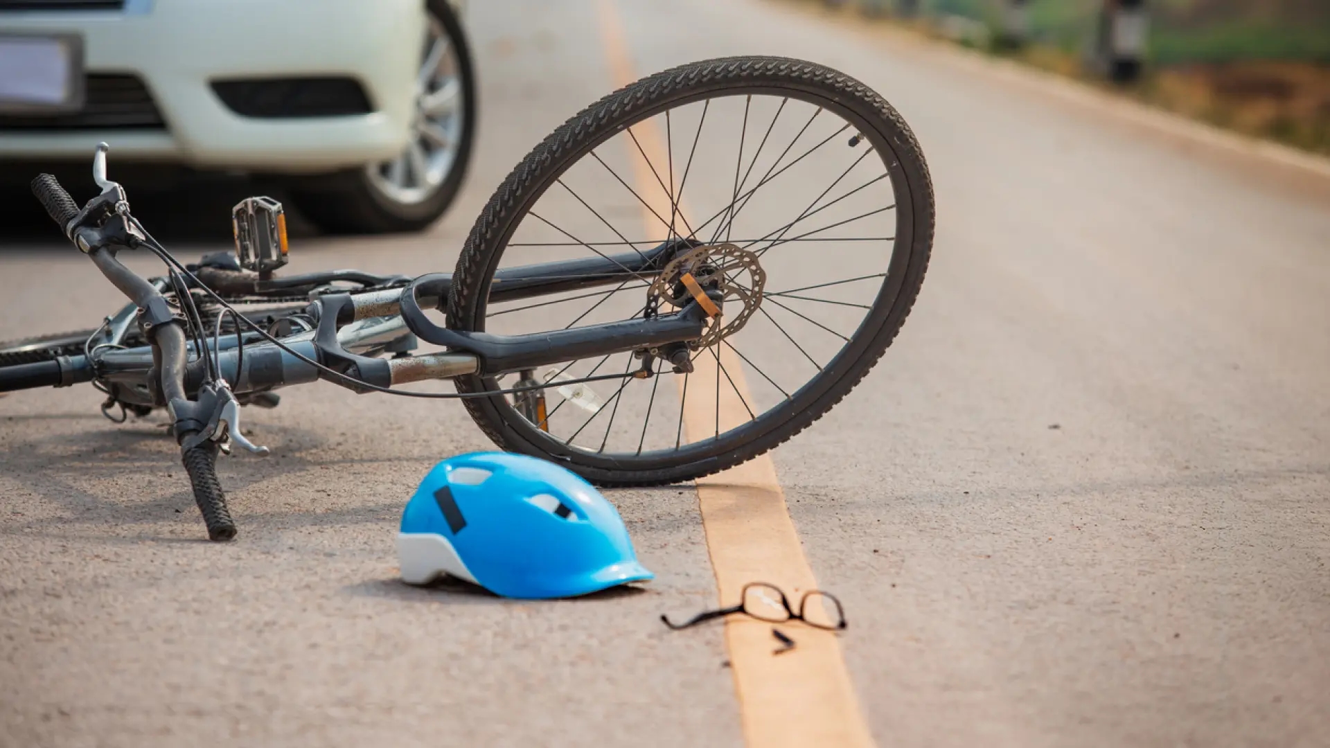 Motoristas y ciclistas tendrán que acatar ocho nuevas normas de la DGT este mismo 2025