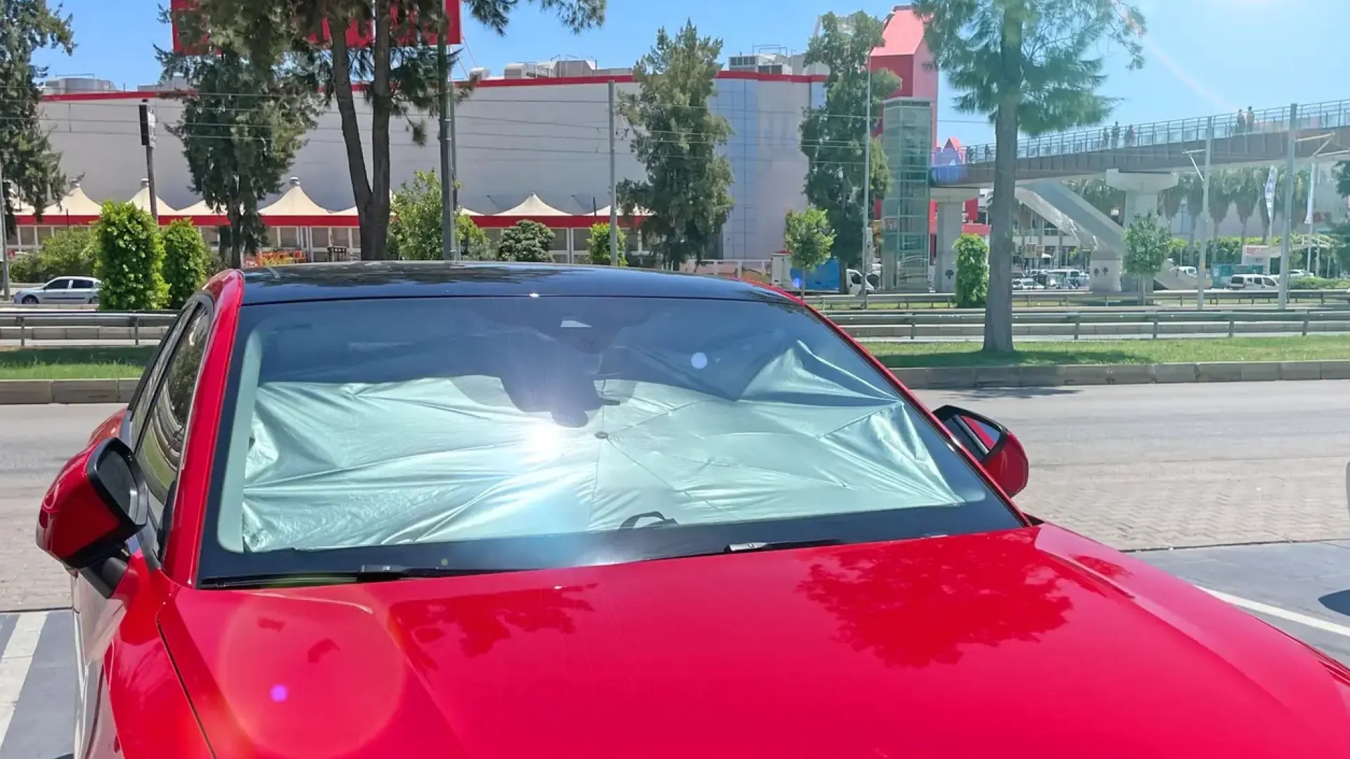 Ojo si utilizas este tipo de parasol en tu coche este verano: la DGT podría multarte hasta con 200 euros