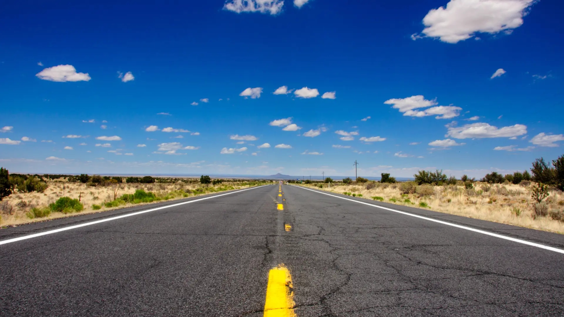 La DGT advierte: no pises estas líneas negras en la carretera porque pueden ser peligrosas