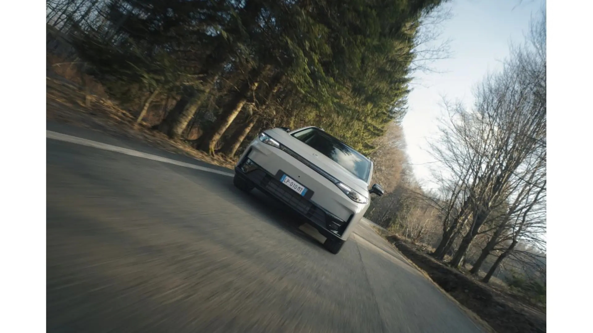 Leapmotor C10 AWD: 585 CV, tracción total, carga ultrarrápida y 420 kilómetros de alcance