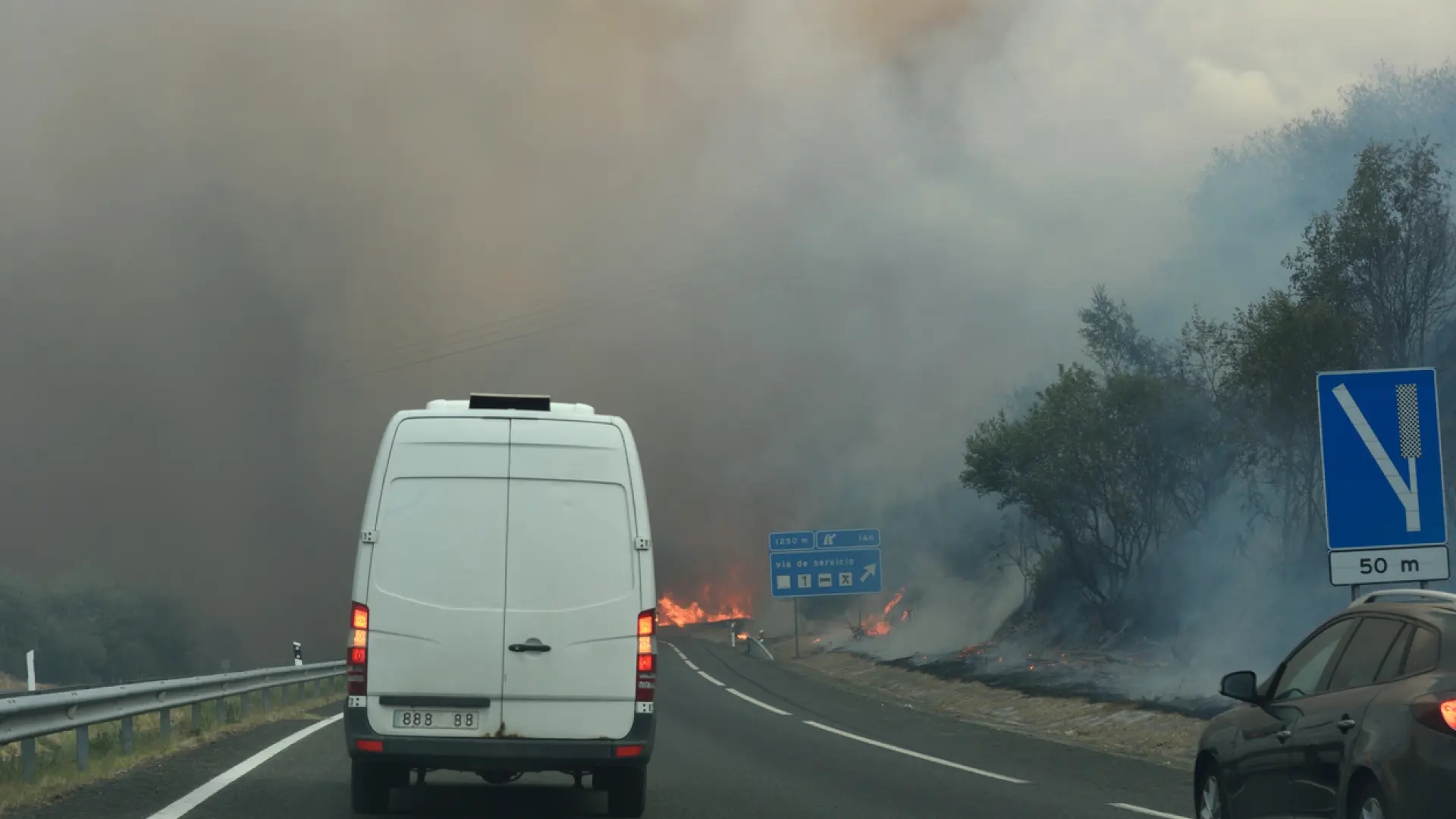Dit zijn de wegen die vanwege de branden zijn afgesloten: "Vermijd rijden in deze gebieden."