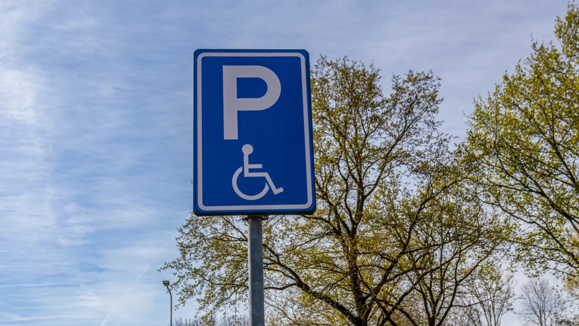 The traffic sign that surprises drivers and that the Civil Guard warns about: "If you see this sign, don't be confused. This is not a VIP parking lot."