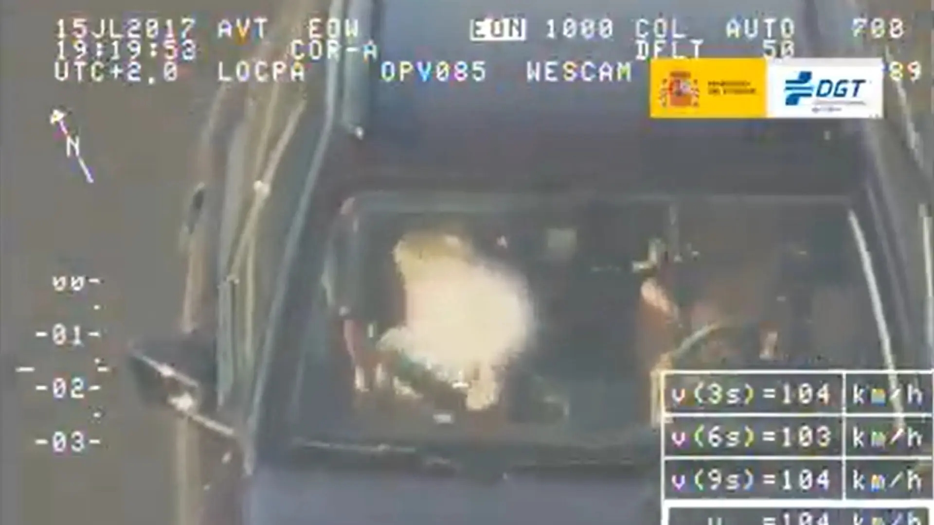 VIDEO: La "multa" per un massimo di tre violazioni che questo conducente potrebbe ricevere per aver trasportato come passeggero un bambino non correttamente trattenuto.